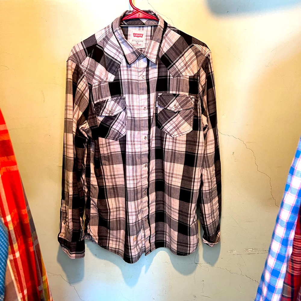 Flawless Pearl Snap Levi’s Casual Button Down, Size Medium.